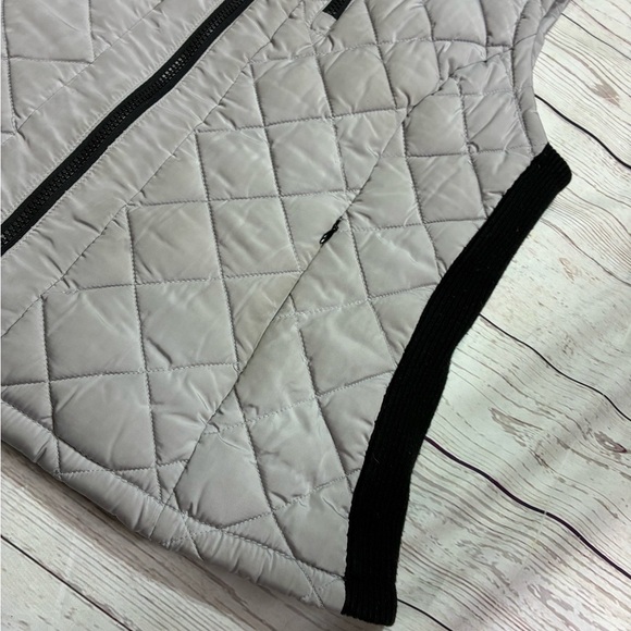 Women’s Large Sleeveless Andrew Marc Gray Quilted Vest Black Ribbed Stretch Trim - Picture 8 of 14